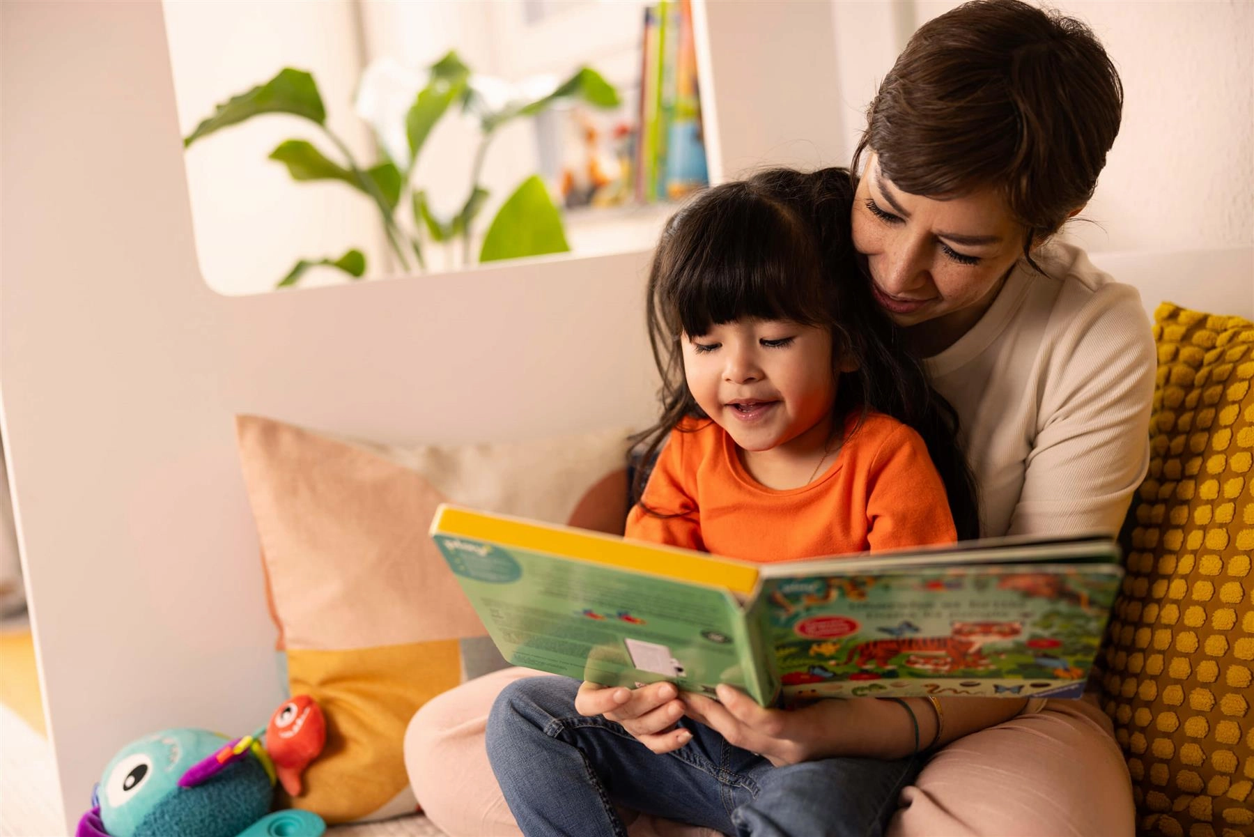 Play  Search & Shine In the Jungle Seek & Find Book with Lights Age 2 