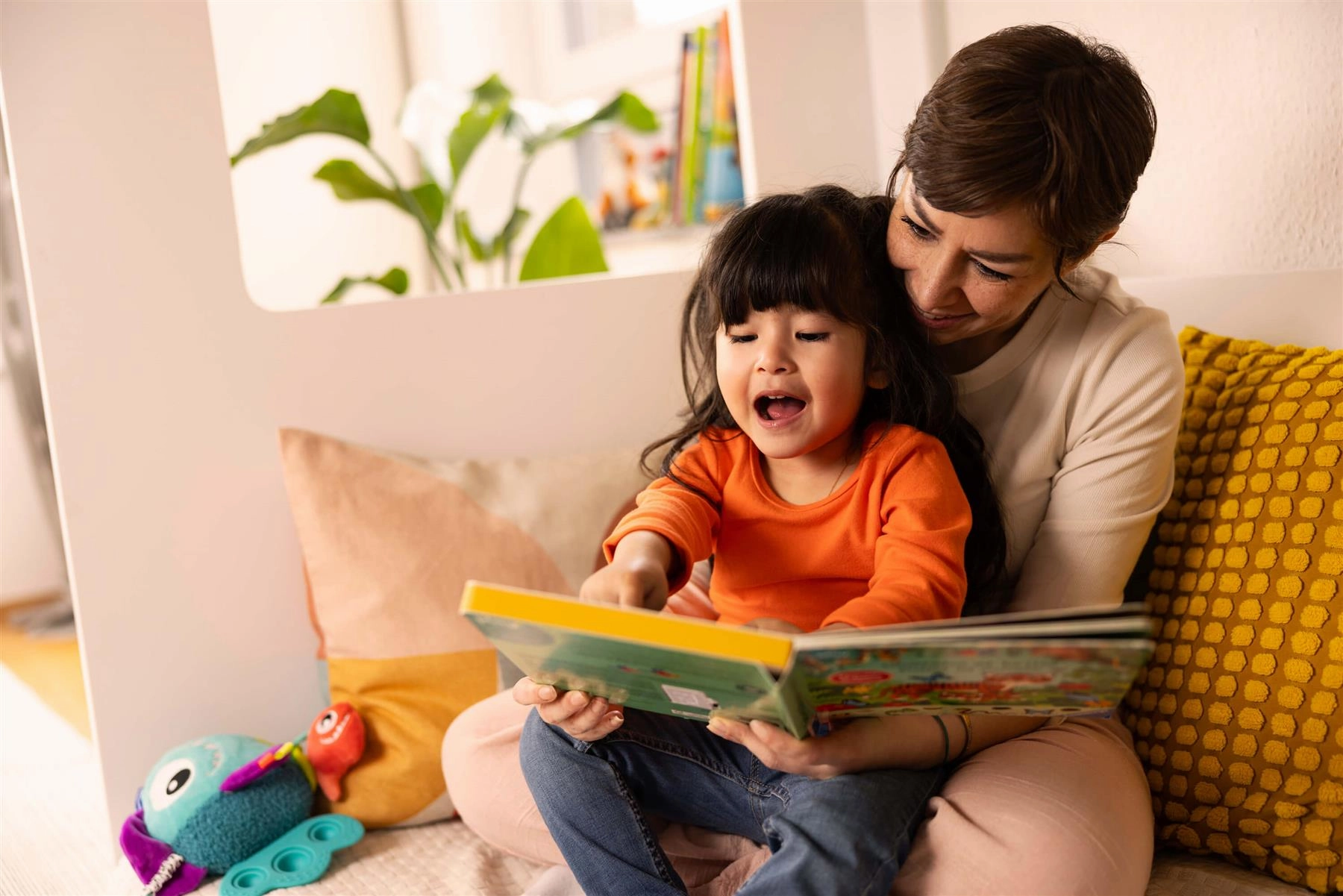 Play  Search & Shine In the Jungle Seek & Find Book with Lights Age 2 