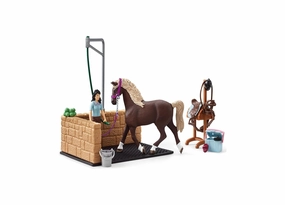 Schleich Horse Club Emily & Luna Horse Washing Station Playset, 19 Pieces
