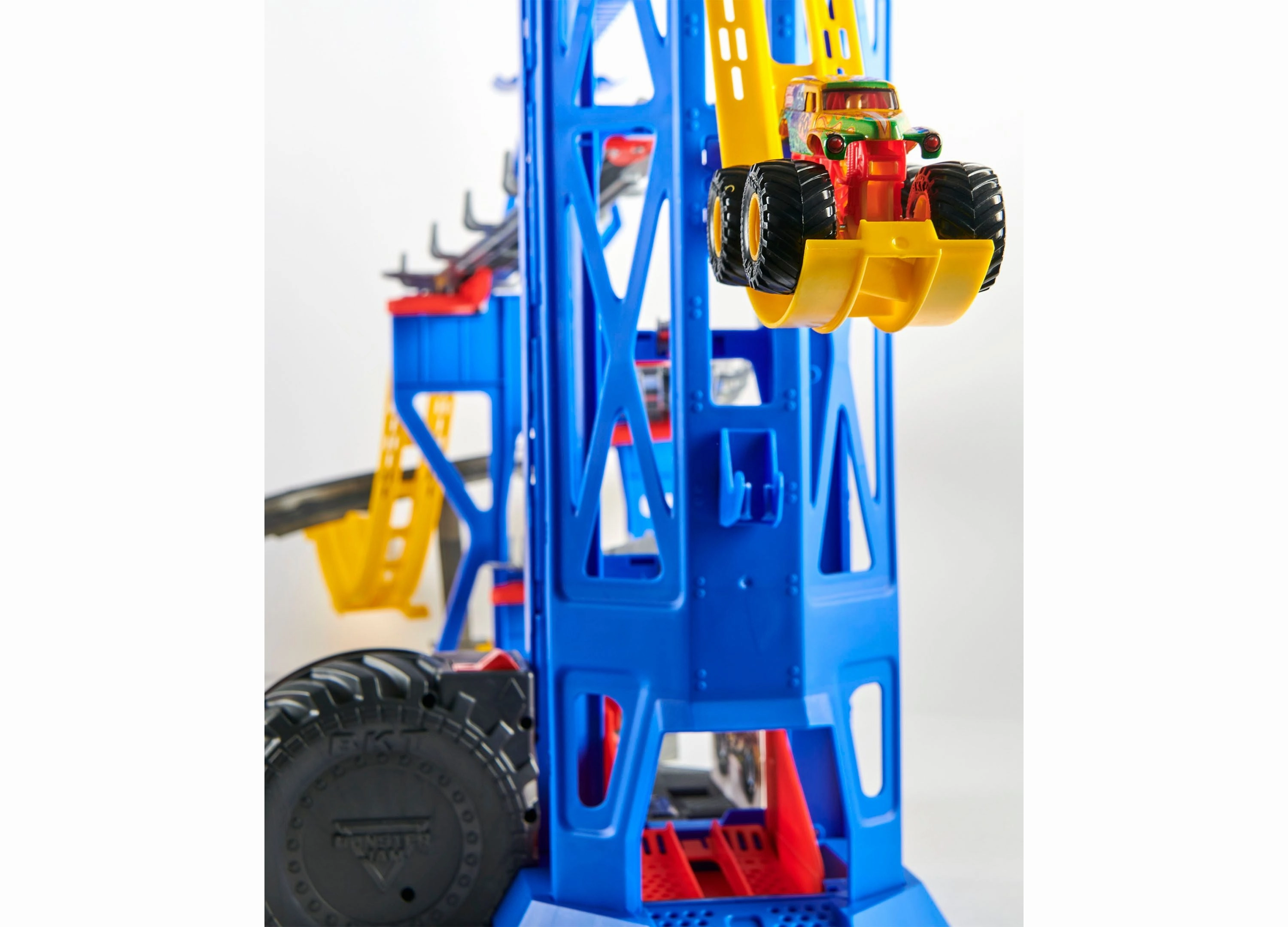 Spin Master Monster Jam 40th Anniversary Garage Playset with Exclusive Die-Cast Truck
