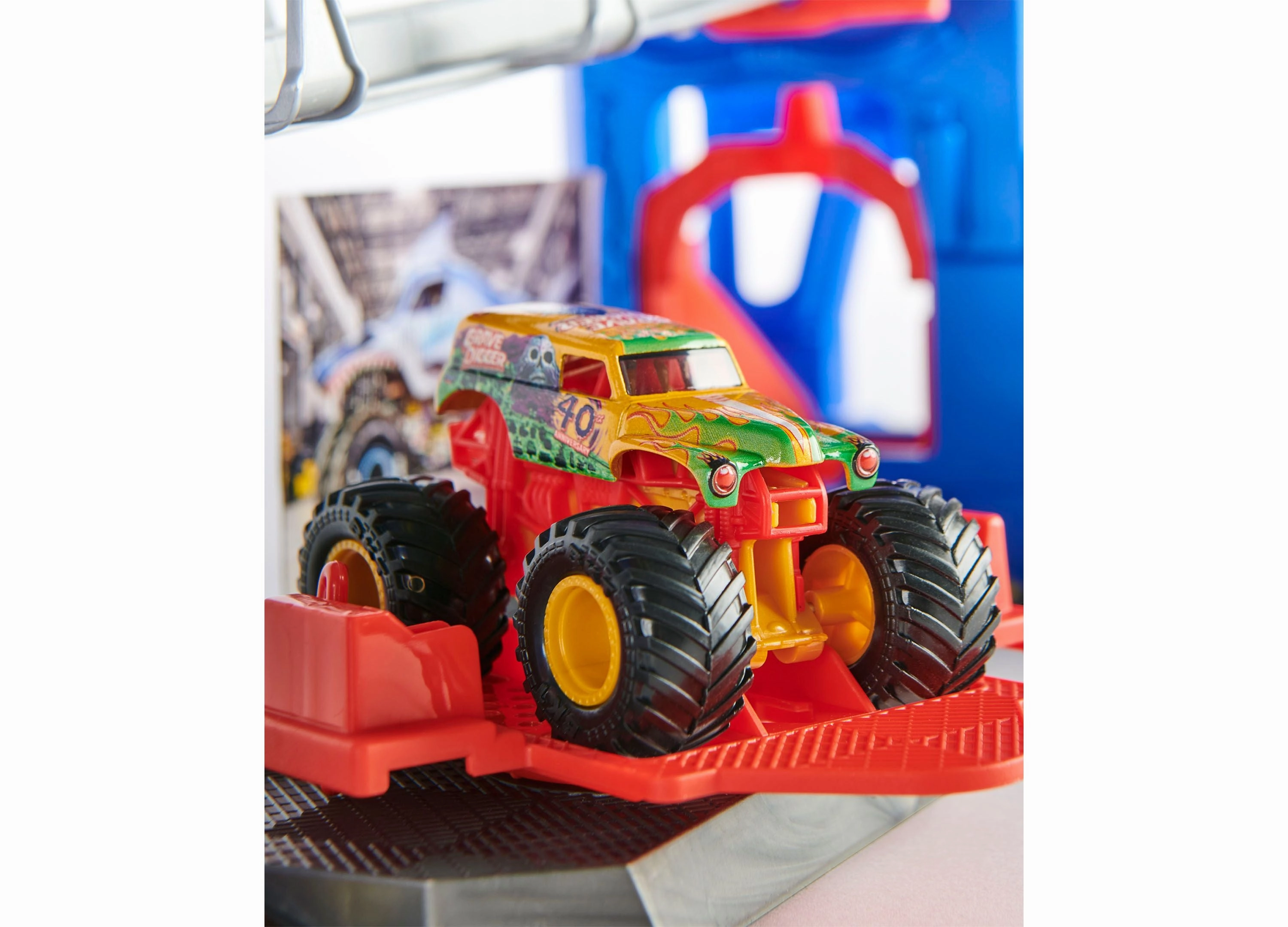 Spin Master Monster Jam 40th Anniversary Garage Playset with Exclusive Die-Cast Truck