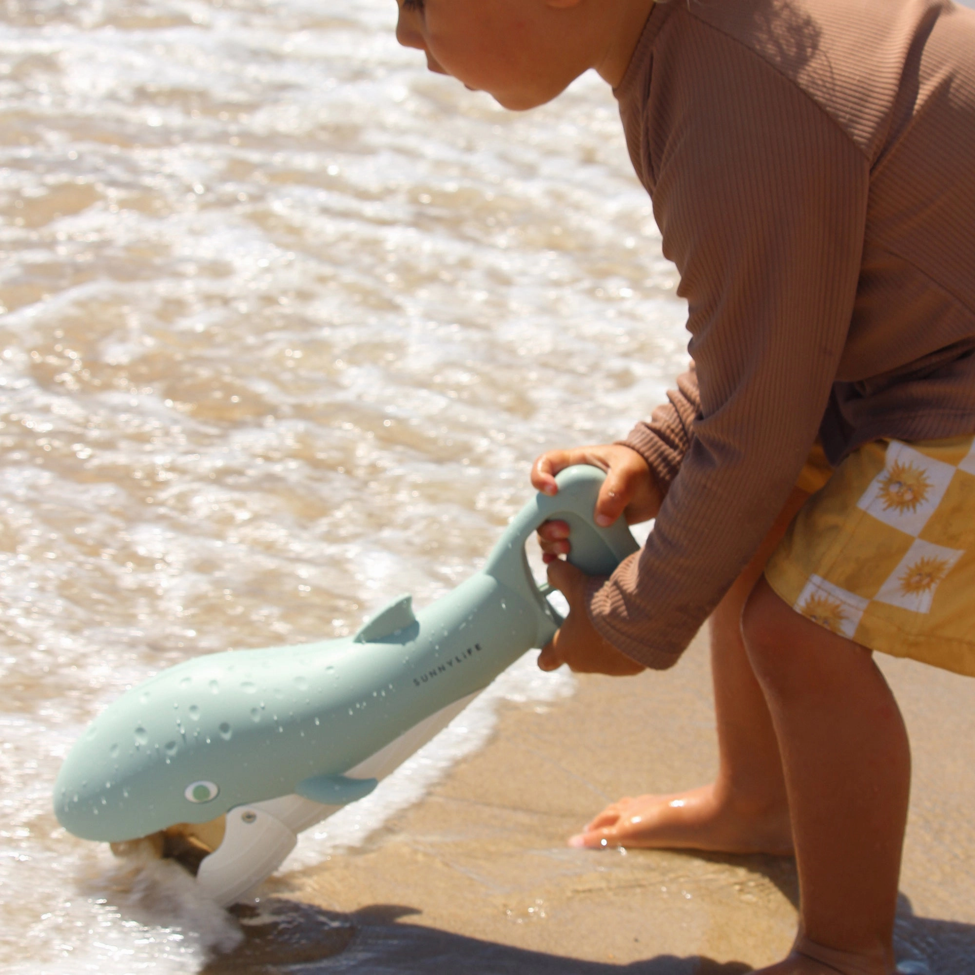 Sunnylife Sand Claws Whale Scooper: Beach Adventure Awaits!